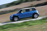 「クーパーS」のカタログ上のパフォーマンスは、0-100km/h加速が7.1秒、最高速度は225km/h。