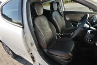 上級グレード「プラチナ」にはレザーシートが与えられる。