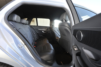 シート素材はレザーARTICO。内装色はブラック。