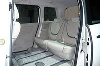 「リビングモード」時の2列目。このときシートベルトは3列目用を着用することになる。