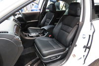 「ハイブリッドEX」専用のスポーツコンビシート。