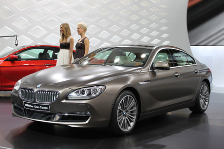 2012�N3��6���ɖ����J�����W���l�[�u�V���[�B���ɕ��񂾁ABMW�ƃX�}�[�g�̒��ڃ��f�����ʐ^�ŏЉ�B