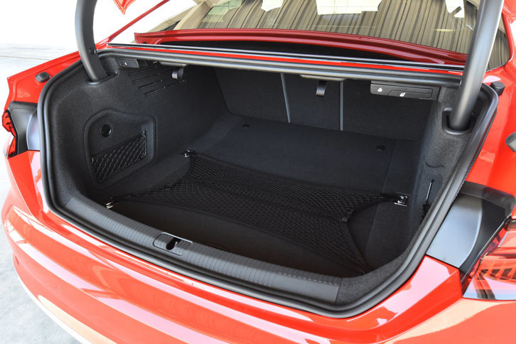 トランクルームの容量は465リッター。リアシートには4：2：4の3分割可倒機構が備わる。