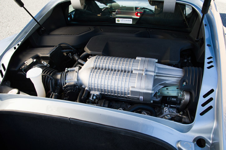 キャビン後方に横置きで搭載される、過給機付き3.5リッターV6エンジン。380psの最高出力と410Nmの最大トルクを発生する。