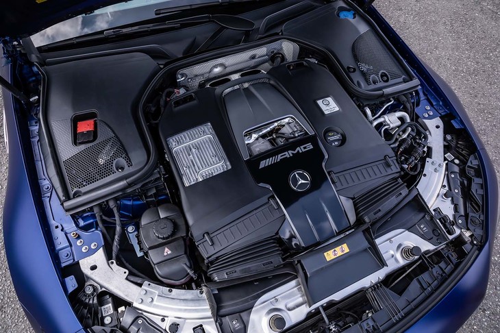 AMGのファクトリーで手作業によって組み立てられる4リッターV8ツインターボエンジンは、最高出力639PS、最大トルク900N・mを発生。「AMGスピードシフトMCT」と呼ばれる9段ATが組み合わされる。