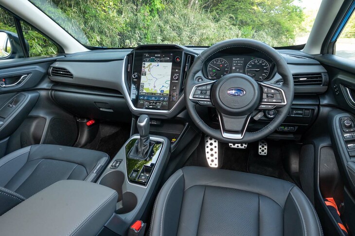 大型の縦型センタースクリーン（「ツーリング」ではオプション）が目を引くダッシュボードだが、メーターパネルやステアリングホイールなどのデザインはほとんど変わっていない。