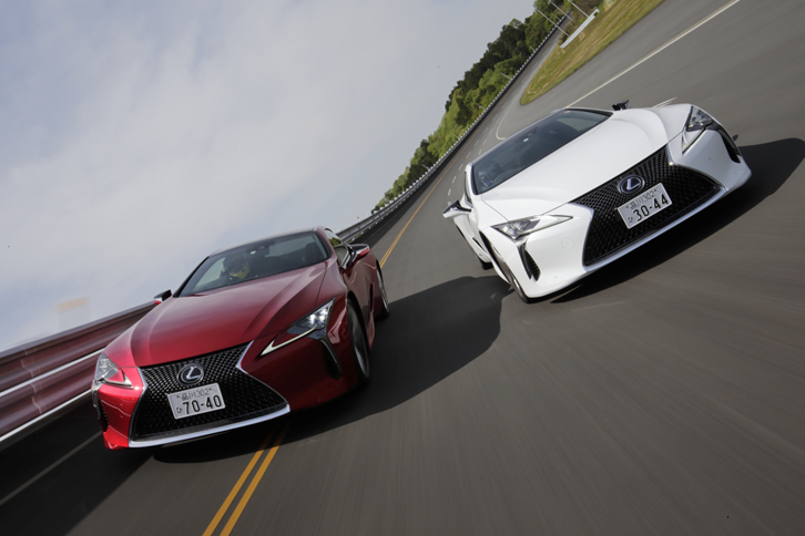 JARIの高速周回路を行く「レクサスLC500」（写真左）と「同LC500h」（右）。これまでのレクサスの特徴を引き継ぎながら、一層個性的なスタイルを手に入れたLC。その下に隠された性能を詳（つまび）らかにしています。（photo：北畠主税）
