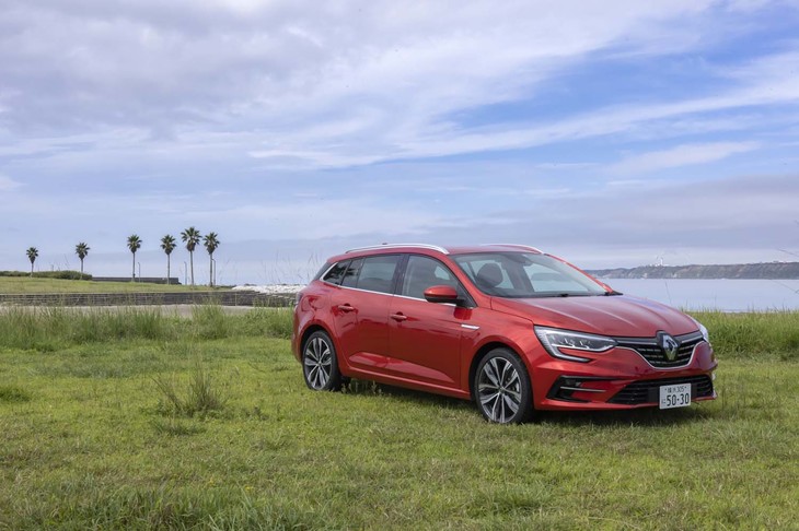 2021年8月に国内導入された「ルノー・メガーヌ」のマイナーチェンジモデル。今回のパートナーはステーションワゴン版の「スポーツツアラー」だ。