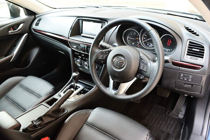 「アテンザ」の初期のインテリア。（写真＝池之平昌信）