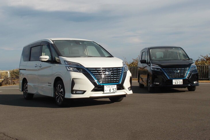 パフォーマンスダンパーの効果体験用に用意された、「日産セレナ」のパフォーマンスダンパー装着車（写真左）と非装着車（同右）。