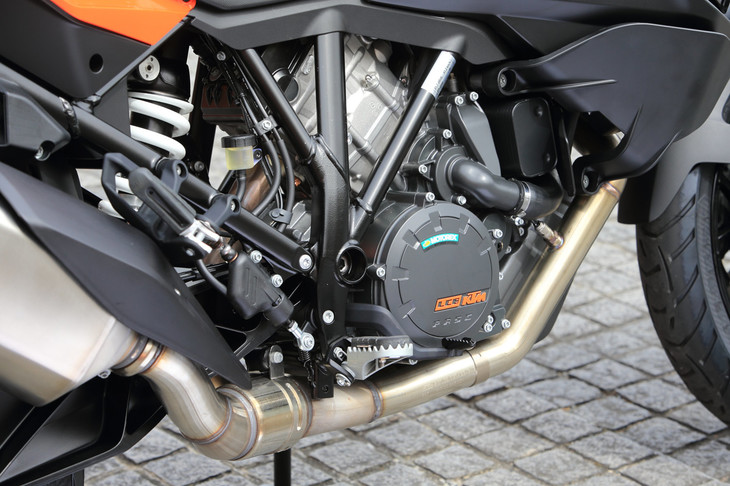 1050ccのV型2気筒エンジンは、最高出力123hp、最大トルク109Nmを発生。従来モデルのエンジンと比較して、前者がおよそ30hp、後者が4Nm向上している。