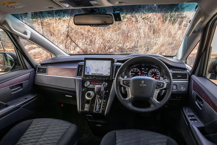 ダッシュボードのデザインは、水平基調にリニューアルされた。ソフトパッドやウッド調パネルの使用に加え、4WDモードの切り替えダイヤルにはローレット加工が施されるなど、質感向上が著しい。試乗車はディーラーオプションとなる10.1インチサイズのカーナビを装着していた。