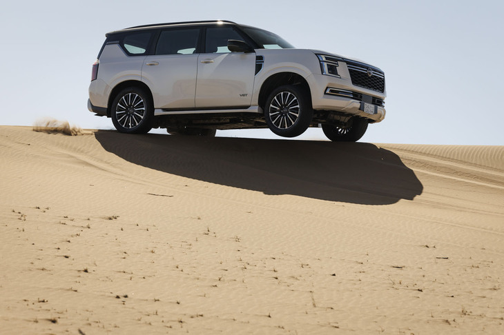 足まわりは4輪とも独立懸架のダブルウイッシュボーン。「プラチナム」では電子制御式ダンパーとエアスプリングを組み合わせている。