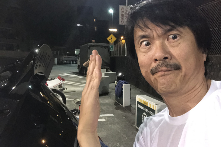 「アバルト695トリビュート131ラリー」では、逆スラントノーズはムリ。しかし、ルーフスポインラーを逆スラント寸前にまでおっ立てることができる。萌えるぜ！