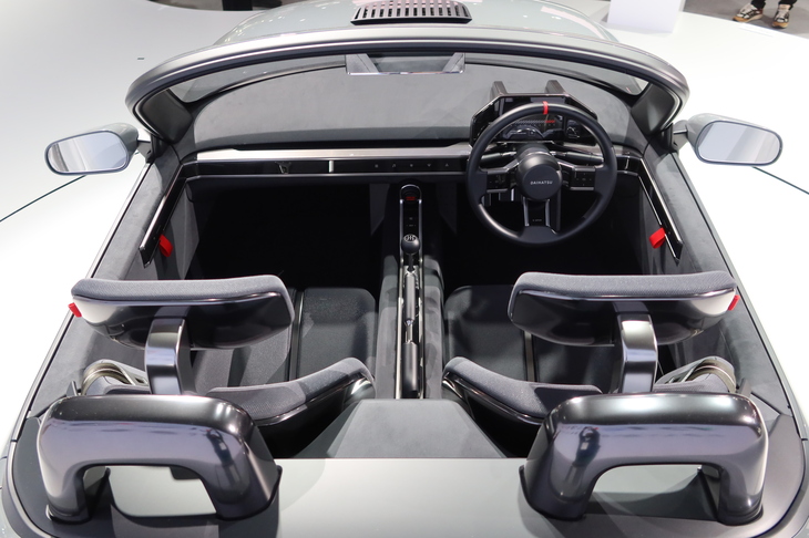 インテリアはすっきり、シンプル。洗練された大人っぽいデザインでまとめられている。