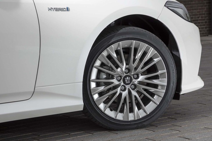 ハイパークロームメタリック塗装が施されたアルミホイール。走行時に発生する騒音を抑えるノイズリダクションタイプとなっている。