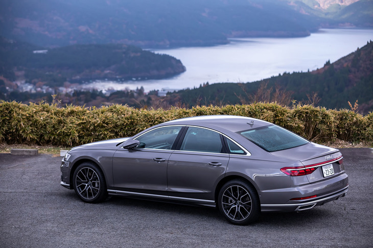 「アウディA8 55 TFSIクワトロ」のボディーサイズは全長×全幅×全高＝5170×1945×1470mm、ホイールベース＝3000mm。