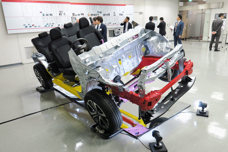 商品説明会の会場に展示された「ダイハツ・ロッキー」の車台。ロッキーは「タント」に続く、DNGA世代の第2弾モデルとなる。