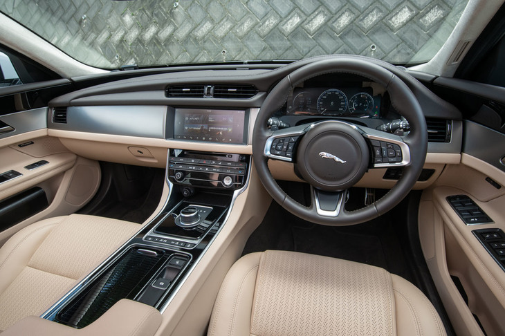 テスト車のインテリアカラーは「ラテ」。上質な乳白色のレザーがふんだんに用いられている。