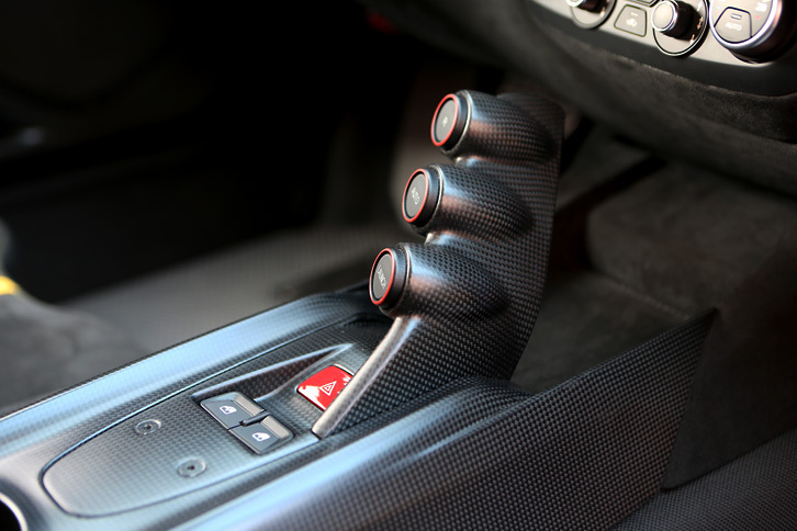 トランスミッションにはベース車と同じく7段デュアルクラッチ式ATを採用。ただし、ギア比はベース車のものよりクロスレシオ化されている。