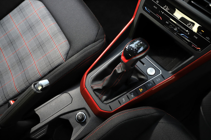 トランスミッションは既存の6段DSGから、「ゴルフGTI」と同じ7段DSGに刷新。シフトセレクターの意匠も変更されている。