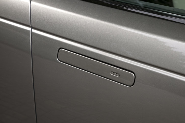 ドアハンドルは、走行時にドアパネルに格納されるタイプ。これにより、エクステリアデザインの質感やエアロダイナミクスの向上が図られている。