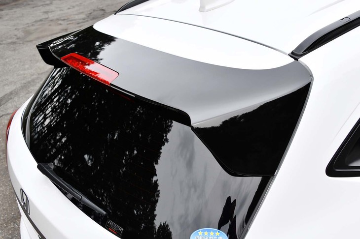 「ヴェゼル モデューロX」のリアエンドには空力性能を向上させる大型のテールゲートスポイラーが装着される。