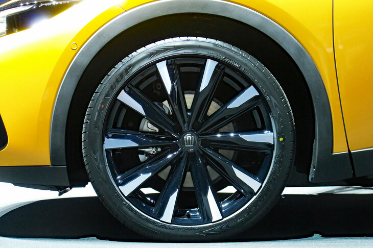 トヨタ・クラウン クロスオーバー（タイヤ＆ホイール）