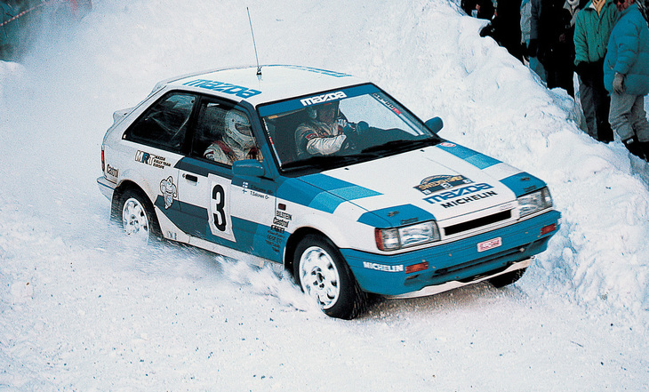 1987年2月に行われたWRC第2戦スウェディッシュラリーで、見事優勝した「マツダ323 4WD」。