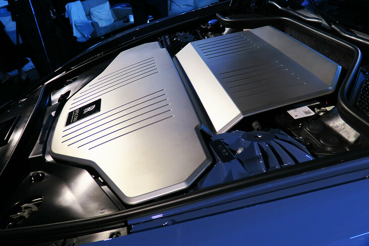 ロールス・ロイス・スペクター プロフェシー（ボンネット下の様子）