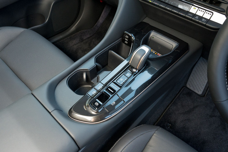 シフトセレクターには「ウォームスティール」のアクセントがあしらわれる。スマートフォンのワイヤレス充電器はその前方で、縦に差し込むのが特徴。