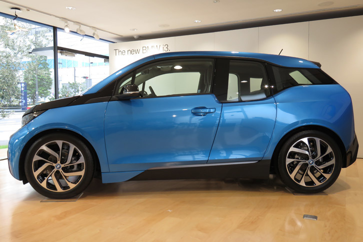 新色の「プロトニック・ブルー」。