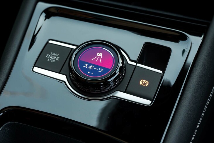 センターコンソールに追加された、ダイヤル式のコントローラー。直観的に操作できて面白いだけに、もっといろいろな機能を付与してもいい気がした。