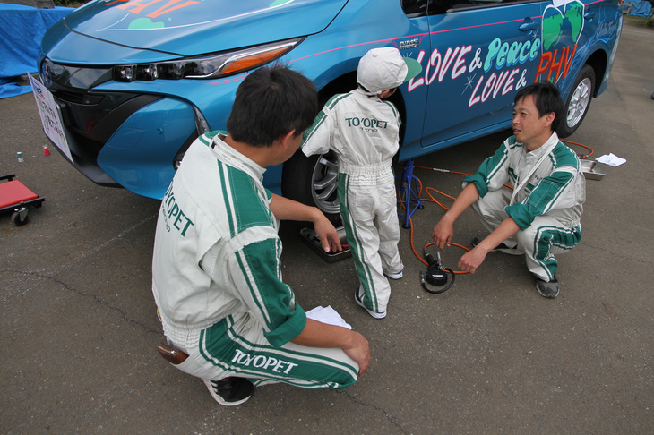 千葉トヨペットの協力により実施された「キッズメカニック体験」。「若者のクルマ離れ」が叫ばれるなか、幼い頃からホンモノに触れることで、クルマに対する興味を育もうという企画。ちゃんと各種サイズの子供用メカニックスーツ（ツナギ）をそろえていた。