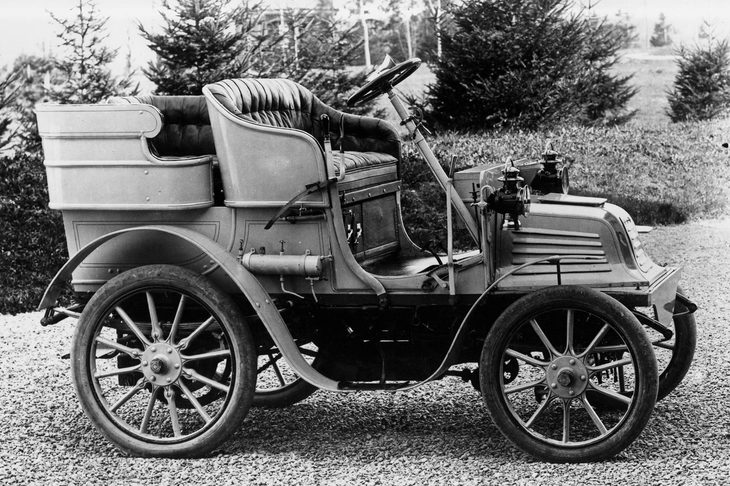 アルマン・プジョーは1896年に「プジョー兄弟の息子たちの会社（Les Fils de Peugeot Freres）」から独立し、オートモビル・プジョーを設立する。翌年には念願の自社製エンジンを完成させるとともに、オダンクールに初めての自動車工場を設立。1898年にはリールに第2工場を建てるなど、順調に事業を拡大していった。写真は1901年製「タイプ36」。