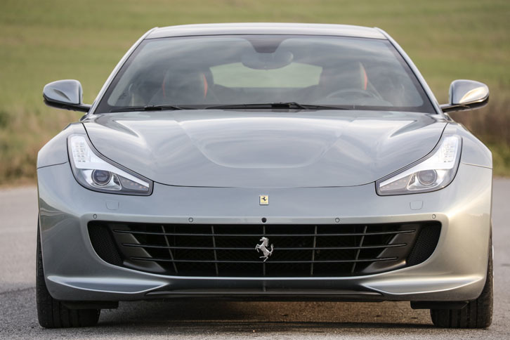 フロントグリルやバンパーのデザインはV8とV12で違いはない。真正面から見るかぎり、両仕様の識別は難しい。