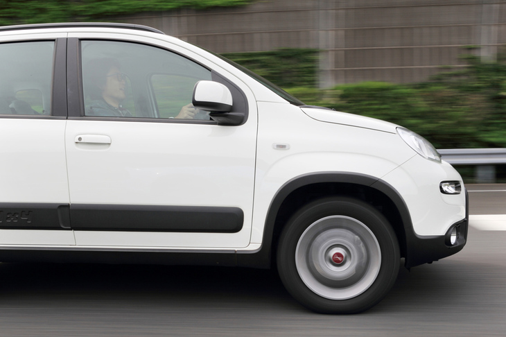 試乗してまず感じられたのが、直進安定性の高さと乗り心地のよさ。新開発の添加剤を用いることで、ブレーキ性能も向上している。