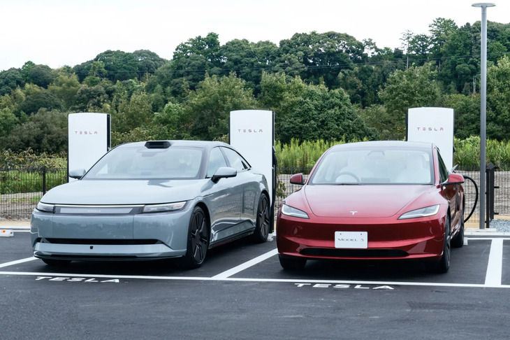 2025年に米国での販売開始に続き、2026年後半に日本でも発売を予定しているソニー・ホンダモビリティの電気自動車（BEV）「アフィーラ」（写真左）。同車は国内で販売されるテスラ以外のBEVで初めて、NACS規格が採用される。写真右はテスラのミッドサイズ電動セダン「モデル3」。