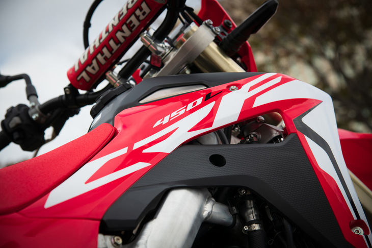 2018年8月に発表、同年9月に発売された「ホンダCRF450L」。競技専用車「CRF450R」をベースに開発されたオフロードバイクである。