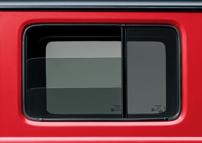 リアのドアウィンドウは前寄りの7割ほどしか開閉できない。