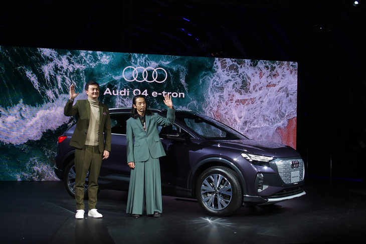 ステージに立ったフォルクスワーゲン グループ ジャパンの代表取締役社長兼アウディジャパン ブランドディレクターのマティアス・シェーパース氏（写真左）とゲストの森山未來氏（写真右）。