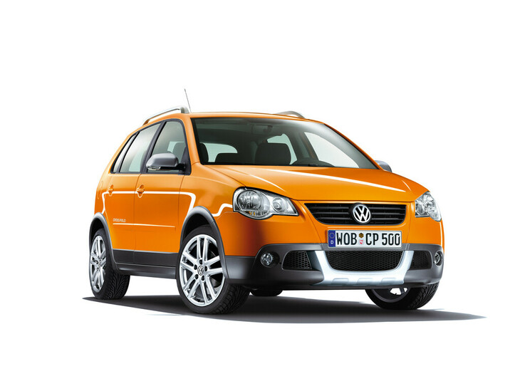 4代目では、SUVライクな派生モデル「クロスポロ」も設定された。