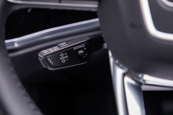 ステアリングコラムに備わるACCの操作レバー。ACCは「アダプティブクルーズアシスト」（オプション）に含まれる機能で、アクティブレーンアシストと協調して作動する。