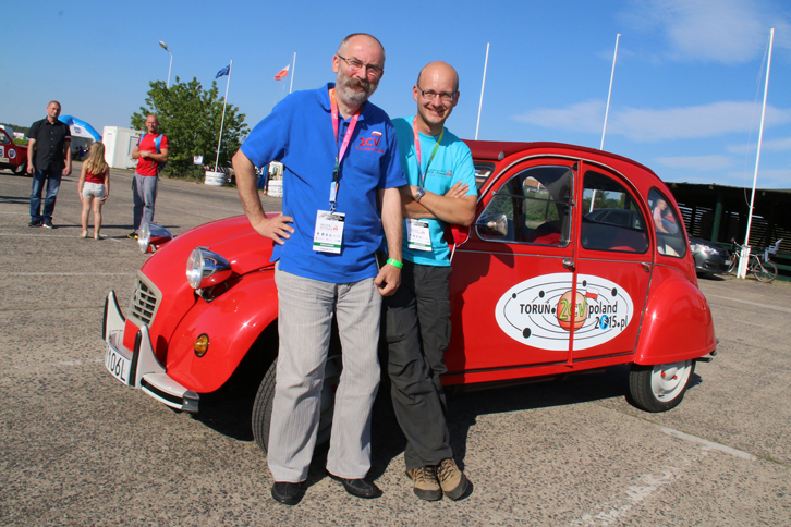 大歓迎してくれた実行委員会のピョートル・マイェウスキさん（37歳：右）は、日ごろはビジネススクールで教鞭（きょうべん）をとる。