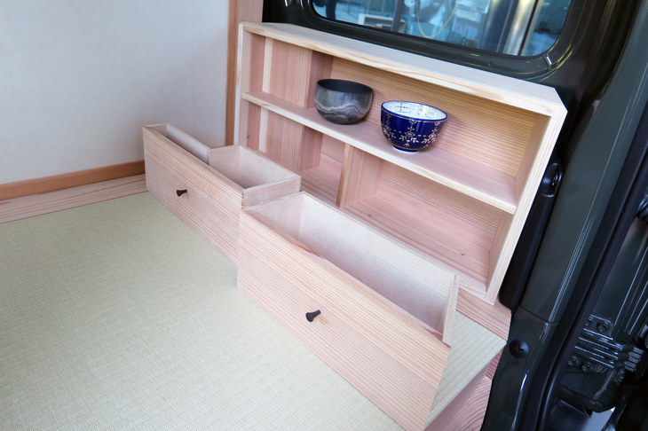 棚は「ジムニー」の内壁にぴっちり収まるよう設計されている。