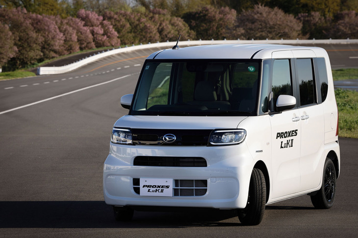 トーヨータイヤが2025年2月に発表した軽ハイトワゴン専用プレミアムタイヤ「プロクセスLuKII」（写真）と、タウン向けの「オープンカントリーH/T II」。今回はその両モデルの走りをテストコースで確かめた。