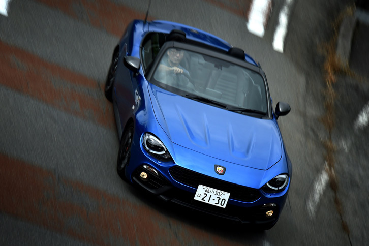 ワインディングロードを走る「アバルト124スパイダー」。足まわりにはビルシュタイン製のモノチューブショックアブソーバーや専用設定のスプリング、オーバーサイズのアンチロールバーが用いられている。