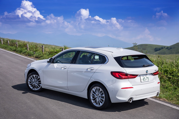 BMW伝統のL字をモチーフとしたデザインのリアコンビネーションランプを採用。ボディーは遮音性に優れており、窓が閉まった状態ではアイドリング時にディーゼルモデルだと気付かないほどだった。