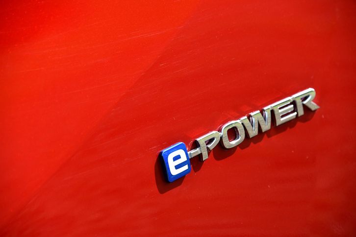 テールゲートに装着された「e-POWER」のバッジ。日産では今後、「ノート」以外のモデルにも「e-POWER」を投入していくという。