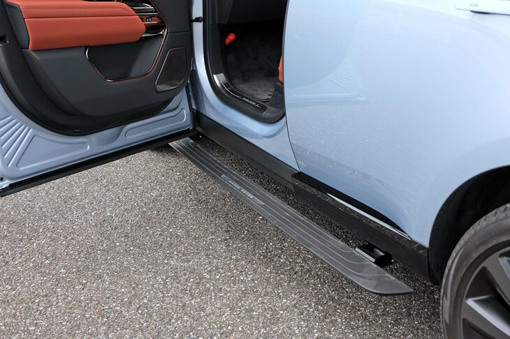 搭乗者の乗降をサポートする、可動式のサイドステップ。ドアを開けると自動で展開する。